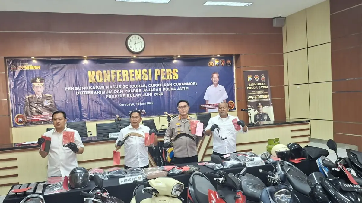 TUNTAS: Ditreskrimum Polda Jatim menunjukkan barang bukti kasus pencurian. Sebanyak 195 kasus berhasil diungkap. (MAHRUS/RADAR SURABAYA)