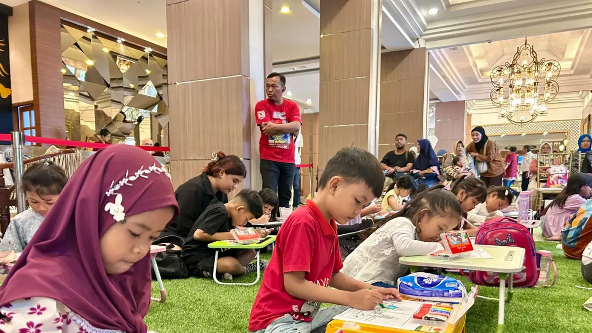 WARNA-WARNI: Peserta coloring competition tampak serius berkreasi mewarnai ikon-ikon Surabaya.(IST/RADAR SURABAYA)

&nbsp;