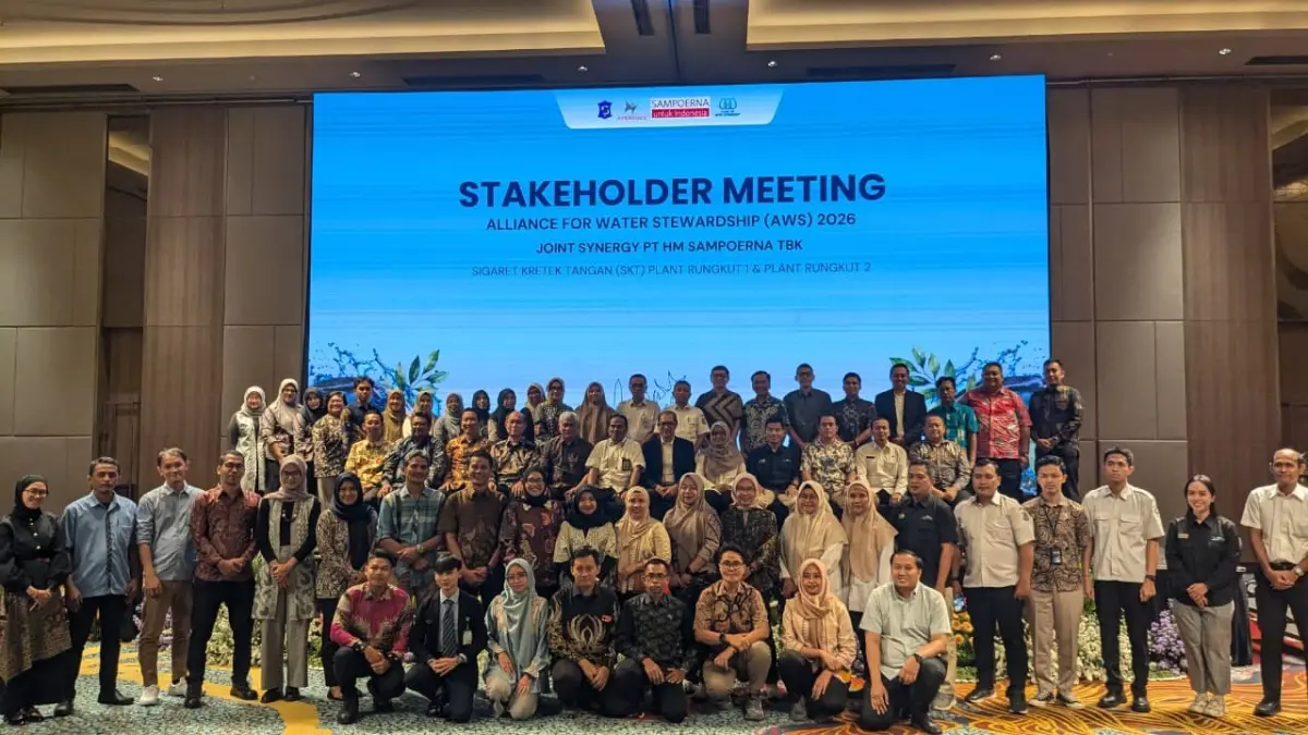 SEMANGAT: Peserta foto bersama usai kegiatan sertifikasi Alliance for Water Stewardship (AWS) melalui kegiatan Stakeholder Meeting yang digelar oleh PT HM Sampoerna Tbk - SKT Plant Rungkut 1 dan Rungkut 2 Surabaya, di Ballroom Morazen Hotel, Rabu (1/7). (IST)
