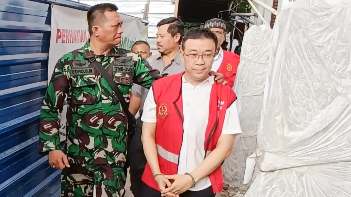 DIBAWA: Terdakwa Samuel (kanan) saat dibawa usai sidang di PN Surabaya. Ia divonis 3 tahun penjara karena kasus perusakan rumah Nenek Elina. (IST/RADAR SURABAYA)