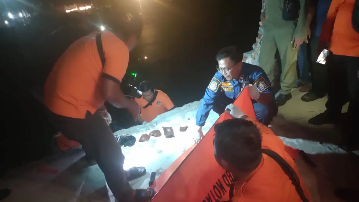 DIEVAKUASI: Penemuan mayat bayi atau orok di sungai Jalan Pulo Wonokromo, Surabaya. Mayat bayi ini ditaruh dalam kendil. (IST/RADAR SURABAYA)