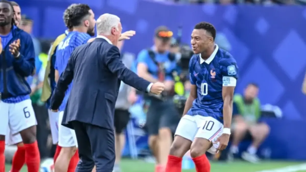 Kylian Mbappe lari menghampiri pelatih Didier Deschamps usai cetak gol ke gawang Swedia. (Sportmole) 