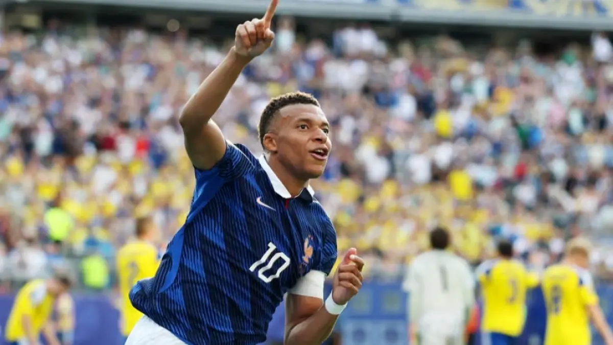 Kylian Mbappe merayakan gol setelah mencetak gol ketiga Prancis melalui penyelesaian akhir yang tenang dalam penampilan yang sangat dominan. (The Guardian/Al Bello/Getty Images). 