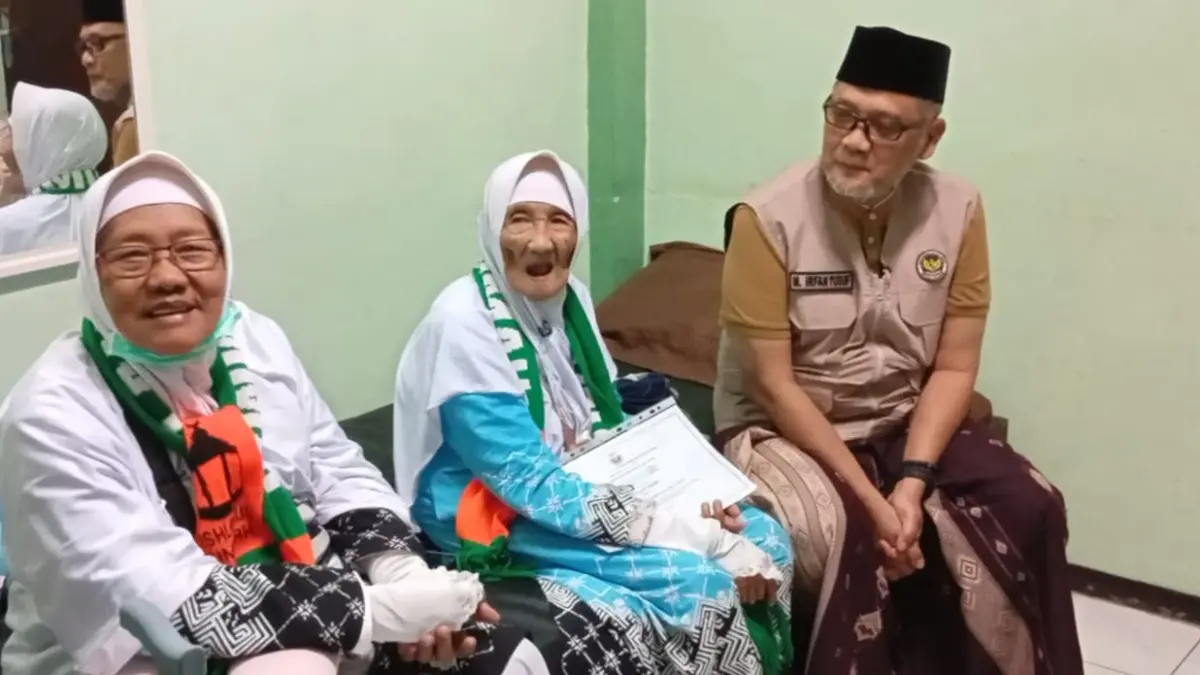 Menhaj Gua Irfan bersama Mbah Hj.Marsiyah dan Hj.Muidah Tauhid. (Rahmat Sudrajat) 