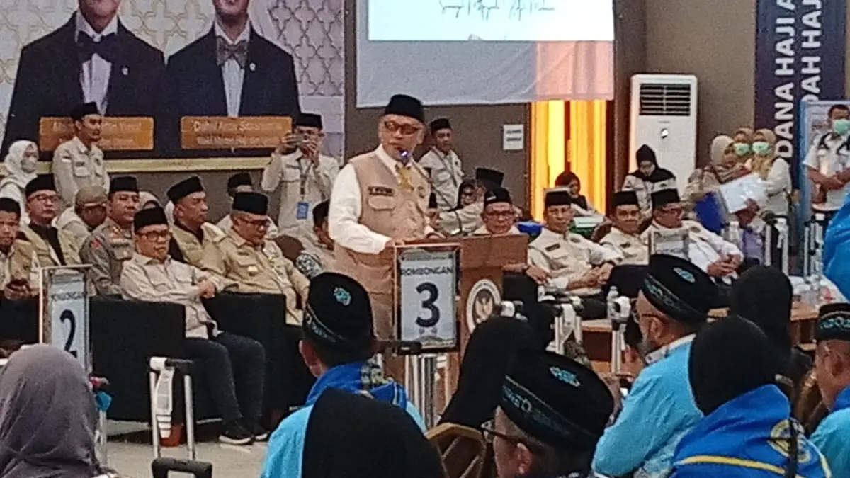 Menteri Haji dan Umrah, Gus Irfan, menyambut langsung kedatangan kloter terakhir jemaah haji debarkasi Surabaya. (Rahmat Sudrajat) 