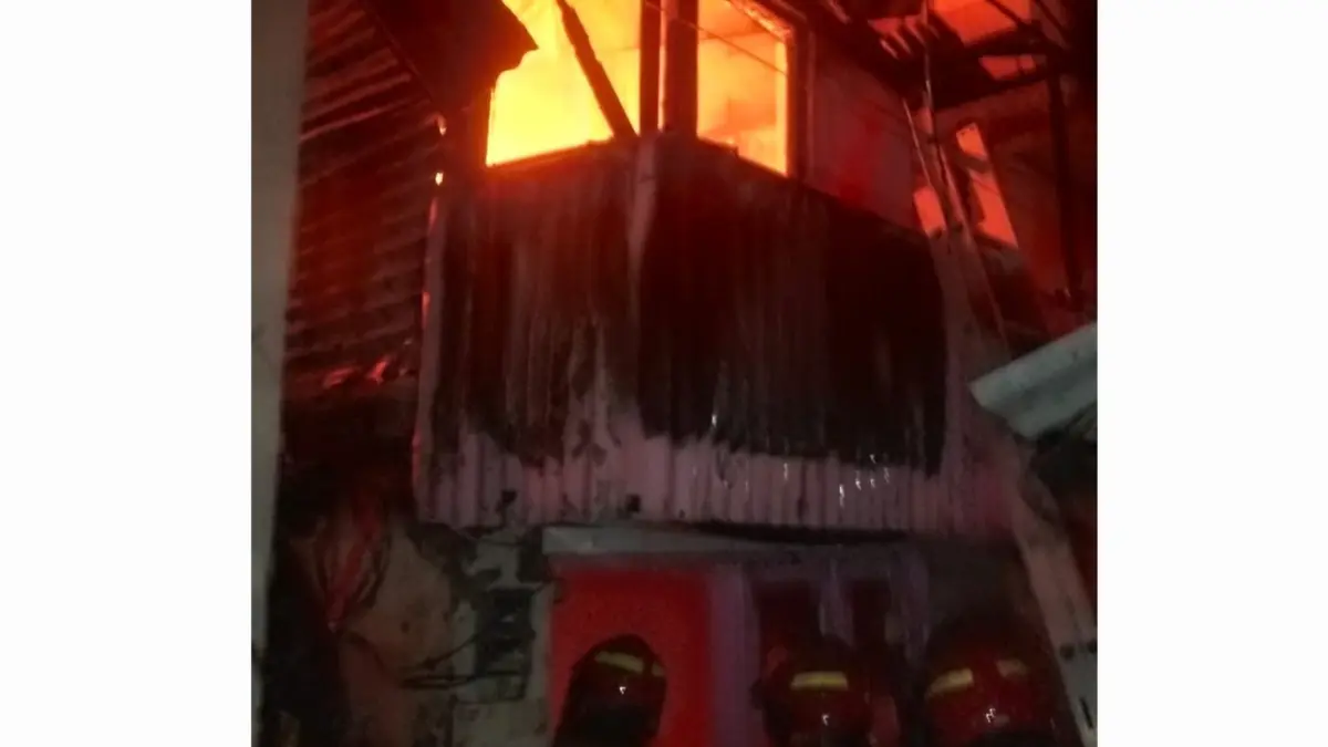 MENYALA: Kebakaran rumah warga di Jalan Jagir Wonokromo Masjid, Surabaya. Api membakar bagian atas rumah tersebut.(IST/RADAR SURABAYA)