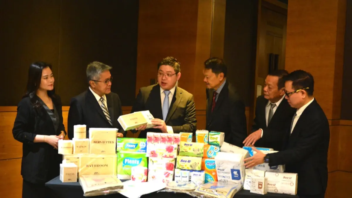 Pacu Penjualan: Jajaran Direksi dan Komisaris PT Suparma Tbk menunjukan sejumlah produk unggulan kertas tissue untuk mengejar target pertumbuhan penjualan tahun 2026. (PT Suparma Tbk) 