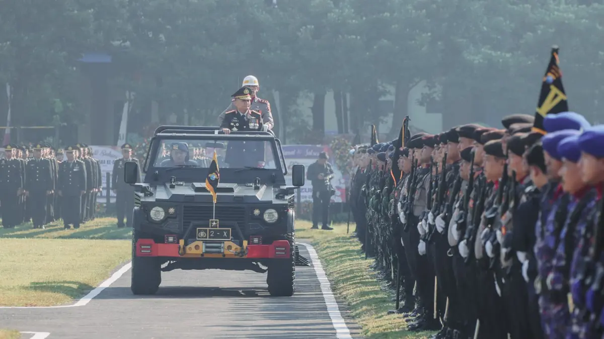 PEMERIKSAAN: Wakapolda Jatim Brigjen Pol Pasma Royce melaksanakan inspeksi pasukan saat upacara peringatan Hari Bhayangkara ke-80 di Polda Jatim. (IST/RADAR SURABAYA)
