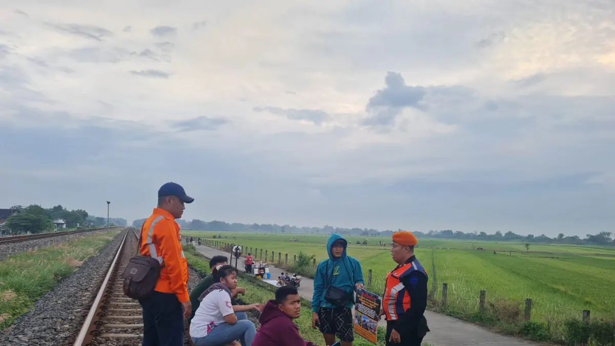 Sosialisasi terus dilakukan agar warga tidak melakukan aktivitas di dekat rel kereta api. (KAI Daop 8 Surabaya) 