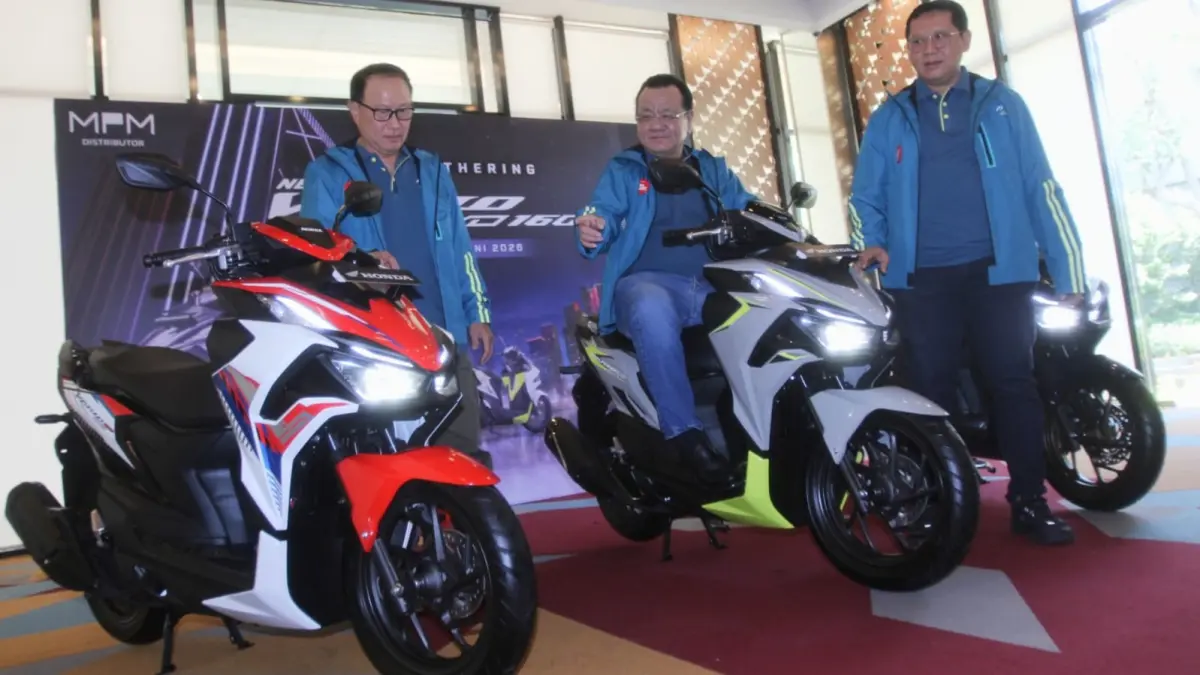 Teks foto:
NYAMAN: Presdir MPM Honda Jatim Suwito (tengah) bersama jajaran tim manajemen mengenalkan Honda New Vario Evo 160, di Surabaya, Selasa (30/6).