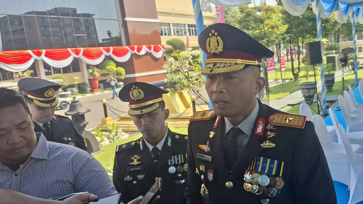 TEROBOSAN: Dirlantas Polda Jatim, Brigjen Pol Iwan Saktiadi, membuat aplikasi ILMU Semeru untuk membantu masyarakat melacak motor yang hilang.(MAHRUS/RADAR SURABAYA)&nbsp;
