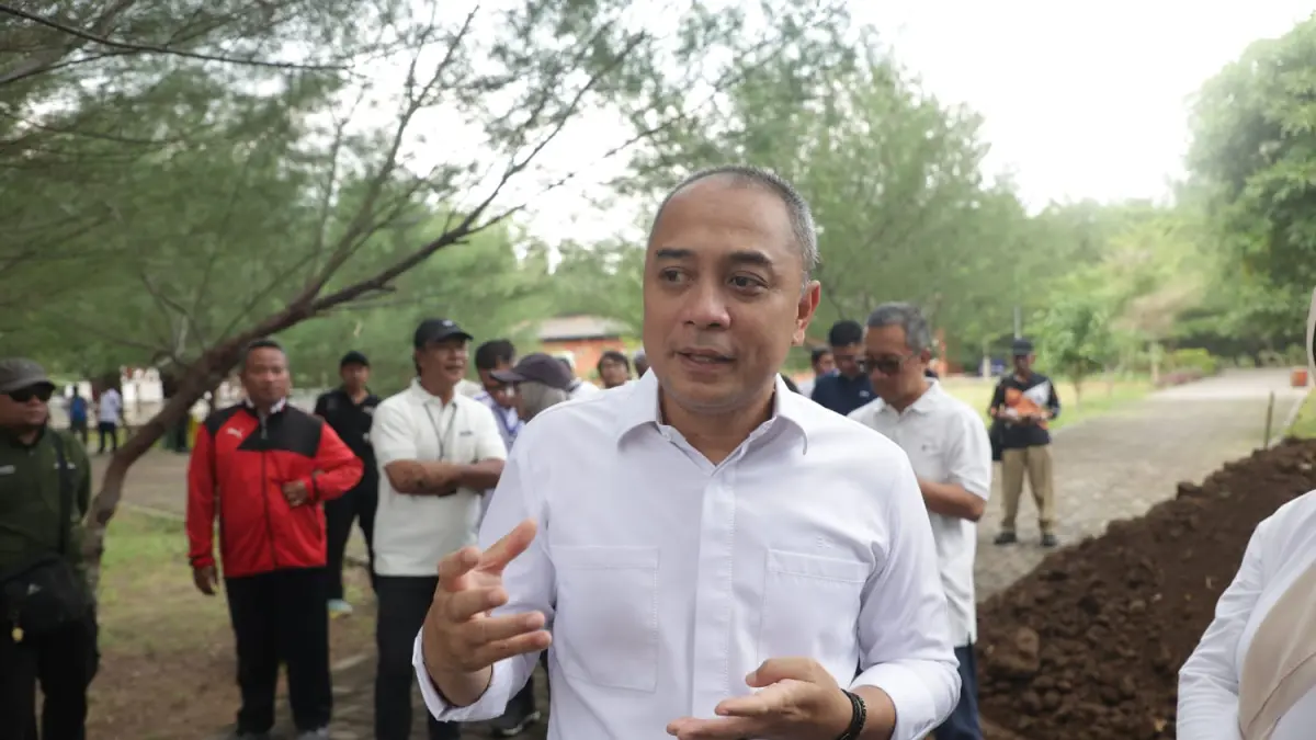 Wali Kota Surabaya Eri Cahyadi memberikan keterangan kepada wartawan. (IST)