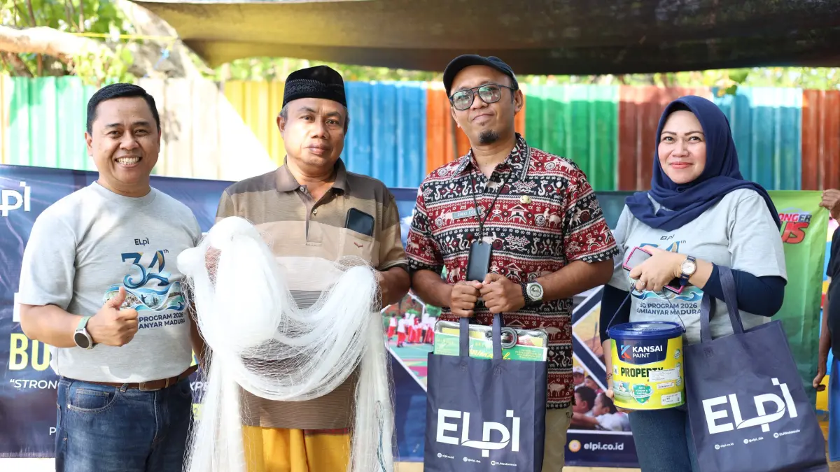 Aksi Sosial: Wawan Heri Purnomo (kiri) secara simbolis menyerahkan bantuan pada masyarakat Bumianyar, Madura sebagai benetuk komitmen melakukan program ESG 2026 dan berfokus pada edukasi lingkungan, kesigapan bencana serta pemberdayaan masyarakat pesisir dan UMKM.(ELPI) 