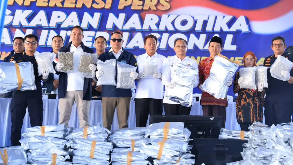 BERHASIL: Komisi A DPRD Jatim, Budiono, akan melakukan koordinasi dengan BBN  untuk memberantas peredaran narkotika di Jatim. Usai temuan gudang berisi kuncup bunga canabinoid di Cerme, Gresik.(IST/RADAR SURABAYA)