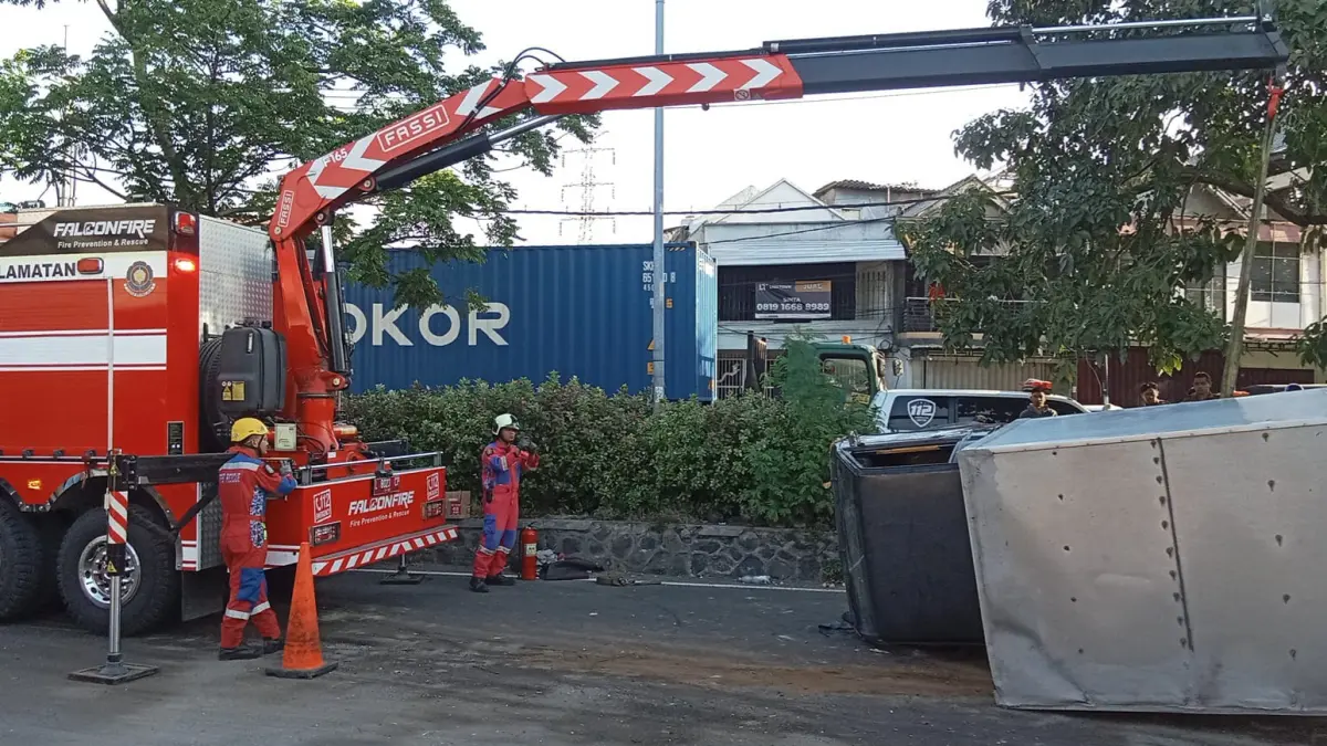 DIEVAKUASI: Mobil boks terguling di Jalan Simo Jawar, Surabaya, usai menabrak pembatas jalan. (IST/RADAR SURABAYA)