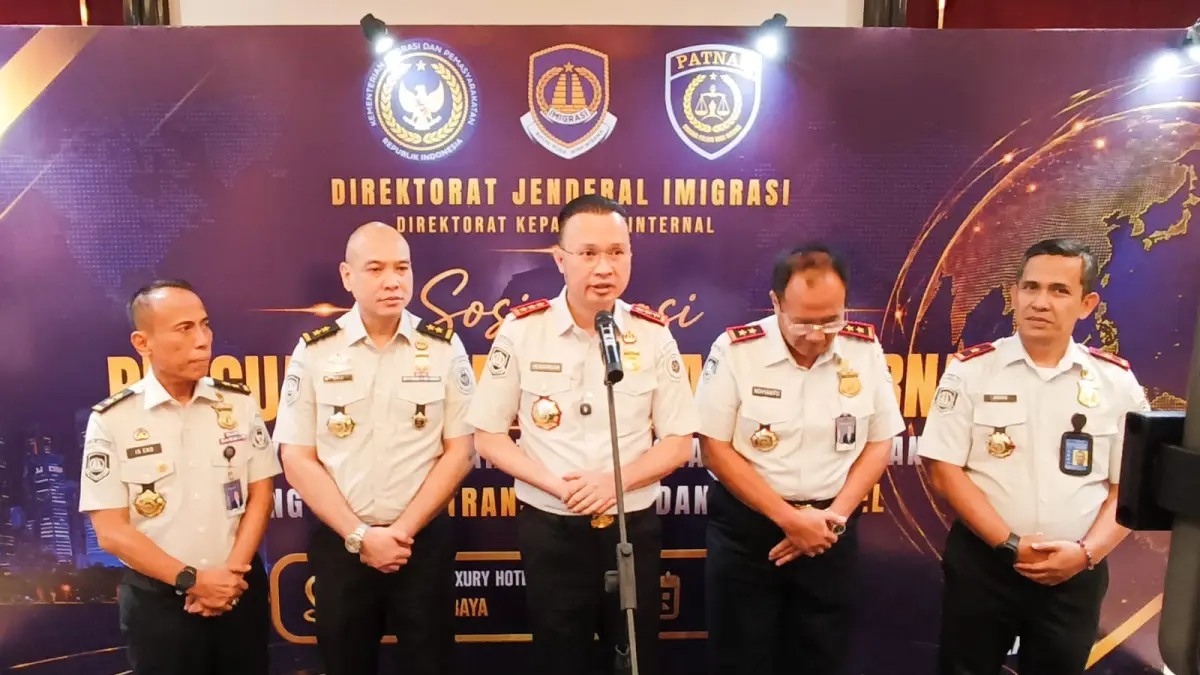 Direktur Jenderal Imigrasi Hendarsam Marantoko (tengah) memberikan keterangan kepada awak media seusai membuka Sosialisasi Penguatan Kepatuhan Internal di Hotel Trans Luxury Surabaya, Kamis (2/7). (Andy Satria) 