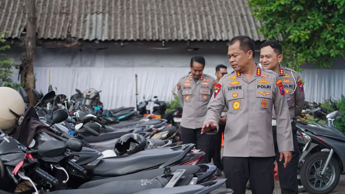 MANFAATKAN: Kapolrestabes Surabaya Kombes Pol Lutfhie Sulistiawan bersama Kasatlantas Polrestabes Surabaya AKBP Galih Bayu Raditya melibatkan bb laka lantas. Polrestabes Surabaya menggelar bazar pengembalian BB laka lantas. (IST/RADAR SURABAYA)