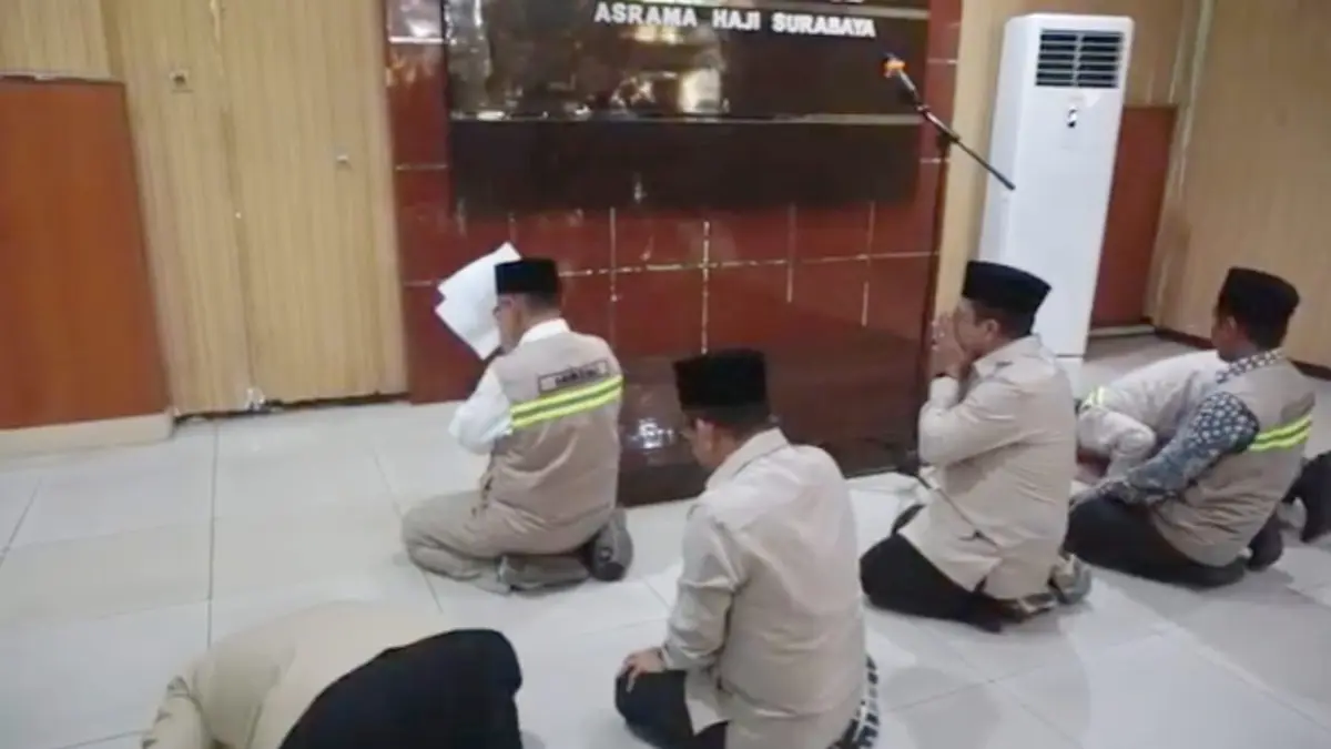 Menteri Haji dan Umrah Mochamad Irfan Yusuf melakukan sujud syukur di Asrama Haji Surabaya setelah operasional penyelenggaraan ibadah haji 2026 resmi berakhir dan seluruh jemaah Indonesia tiba kembali di Tanah Air. (Rahmat Sudrajat)