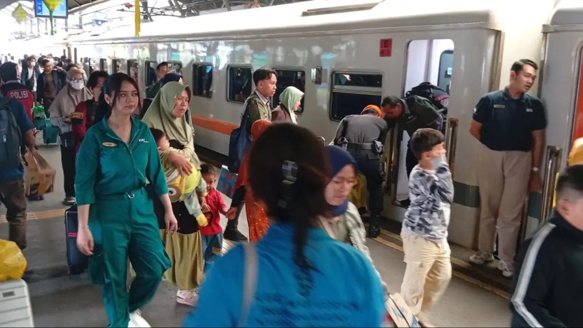 Penumpang memadati Stasiun Surabaya Gubeng selama masa libur sekolah. PT KAI Daop 8 Surabaya mencatat kenaikan jumlah penumpang hingga 21 persen dibandingkan periode sebelum liburan.(Rahmat Sudrajat) 
