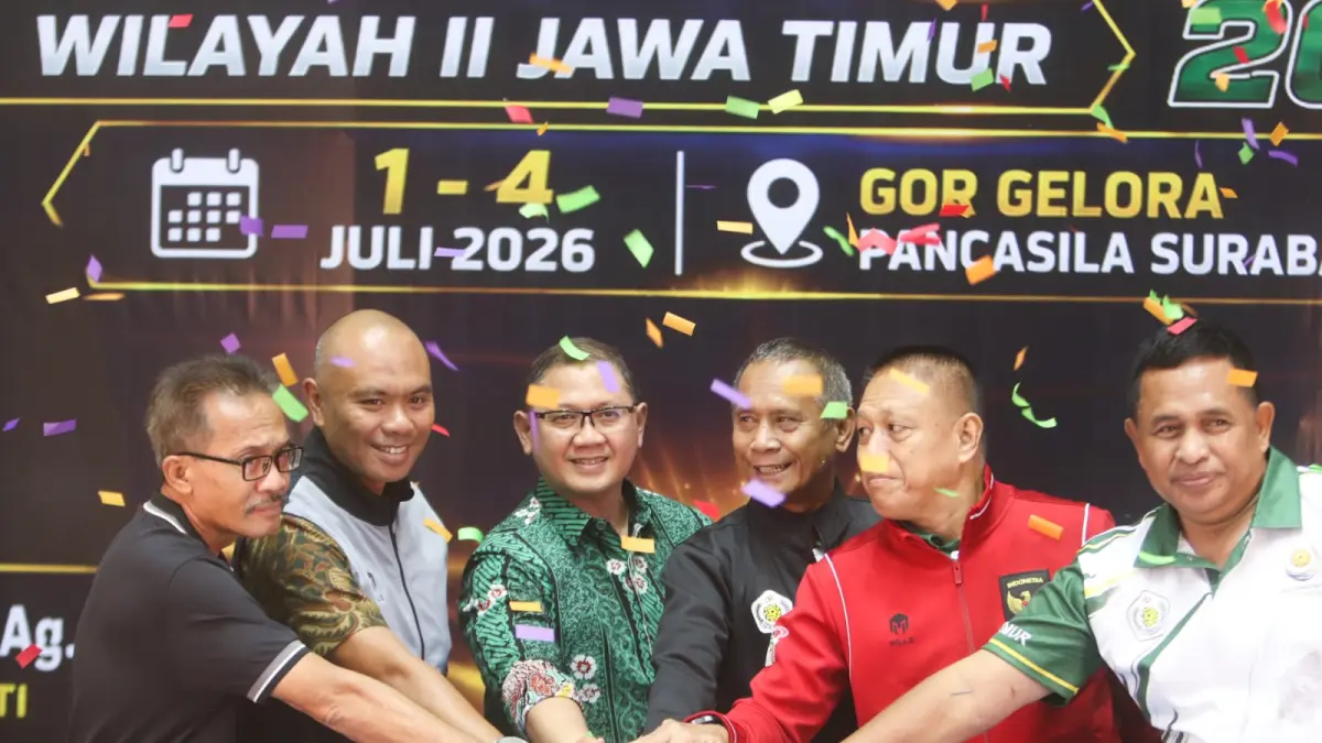 Sekjend PB PSTI, Nahrawi Nawawi (tiga dari kanan), didampingi Ketua PSTI Jawa Timur, Aries Agung Paewai (tiga dari kiri) , ketika pembukaan Liga Sepak Takraw Indonesia (LSTI) 2026 di Gelora Pancasila, Surabaya, Kamis (2/7).