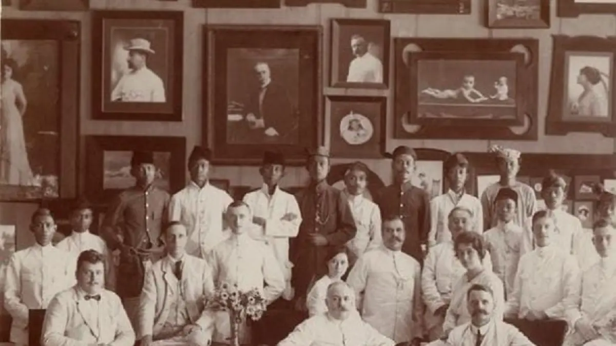 Studio foto pertama di Surabaya pada masa kolonial Hindia Belanda. (HO)