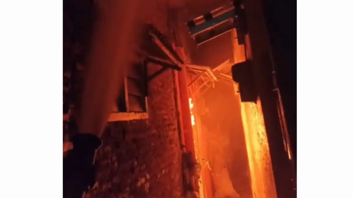 TERANG: Api membakar rumah di Jalan Jagir Sidomukti, Surabaya. Kebakaran ini diduga karena puntung rokok. (IST/RADAR SURABAYA)