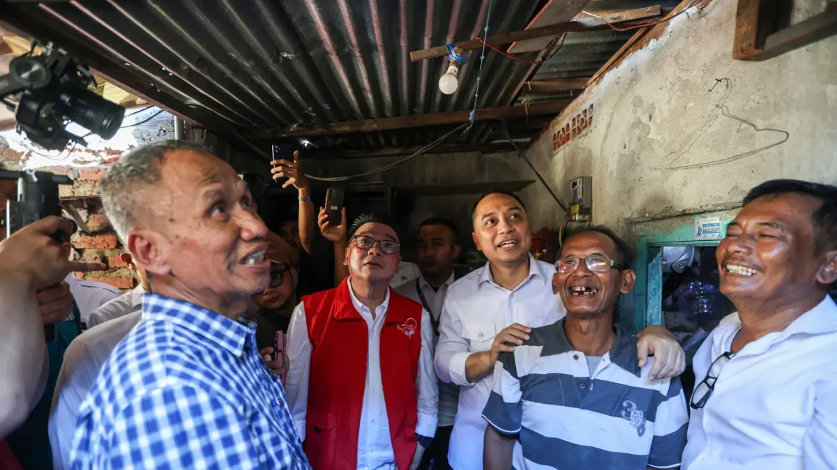 Wali Kota Surabaya Eri Cahyadi meninjau salah satu rumah yang bakal didandani. (IST) 