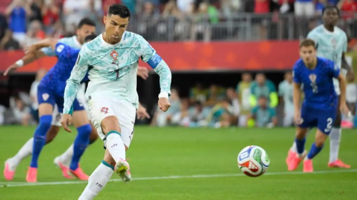 Cristiano Ronaldo tetap tenang saat mengeksekusi tendangan penalti ke gawang Kroasia sehingga skor berubah menjadi imbang 1-1. (Jeff Vogan/ZUMA Press Wire/Shutterstock) 