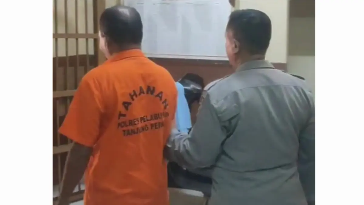 DIAMANKAN: Tersangka R, seorang tukang becak saat diamankan Polsek Pabean usai mencuri HP saat korban mencuci mobil di Perak Barat, Surabaya. (IST/RADAR SURABAYA)