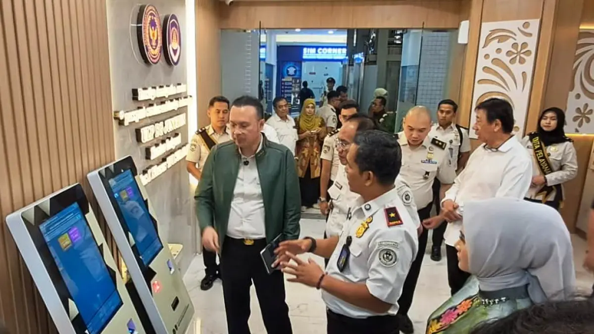 INOVATIF: Direktur Jenderal Imigrasi Hendarsam Marantoko (kiri) saat meninjau&nbsp;layanan keimigrasian melalui Prestige Immigration Services (PIS) di BG Junction Surabaya hasil inovasi&nbsp;Kantor Imigrasi Kelas I Khusus TPI Surabaya.&nbsp;&nbsp;