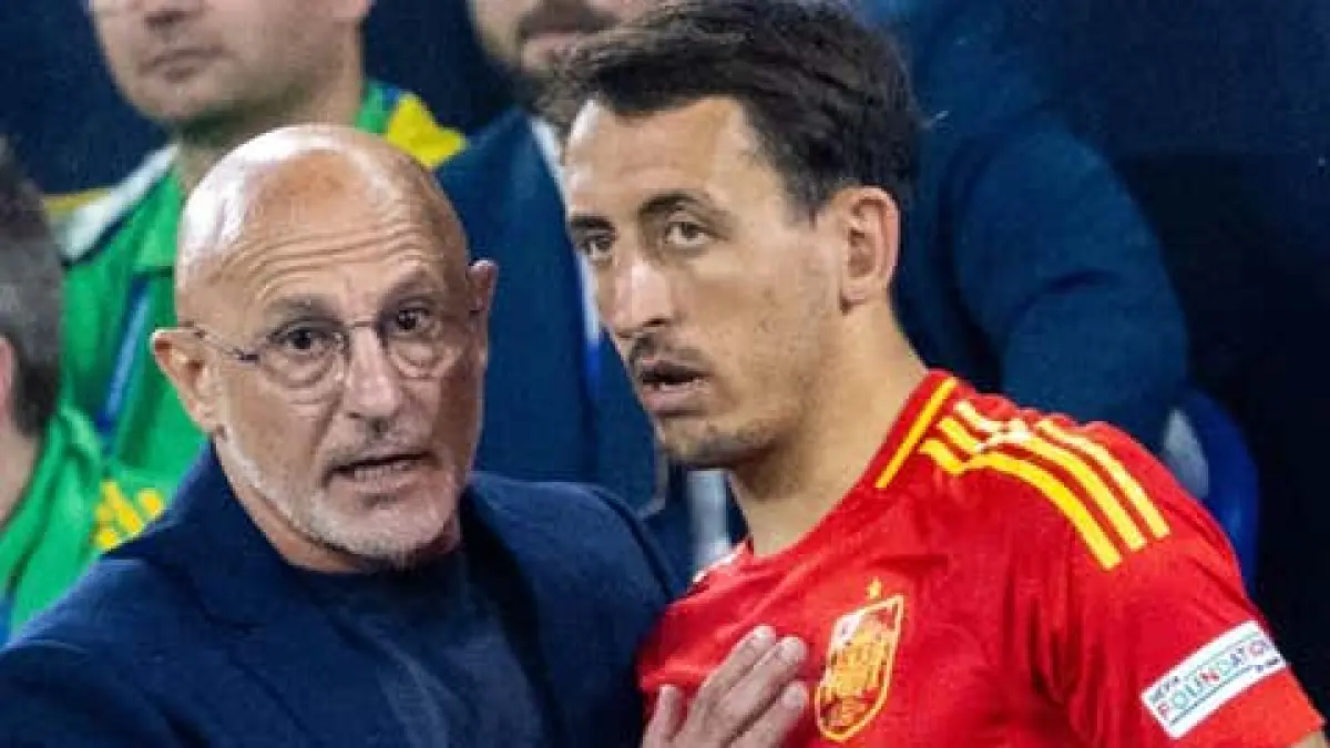 Luis de la Fuente dan Mikel Oyarzabal. (Football Espana) 