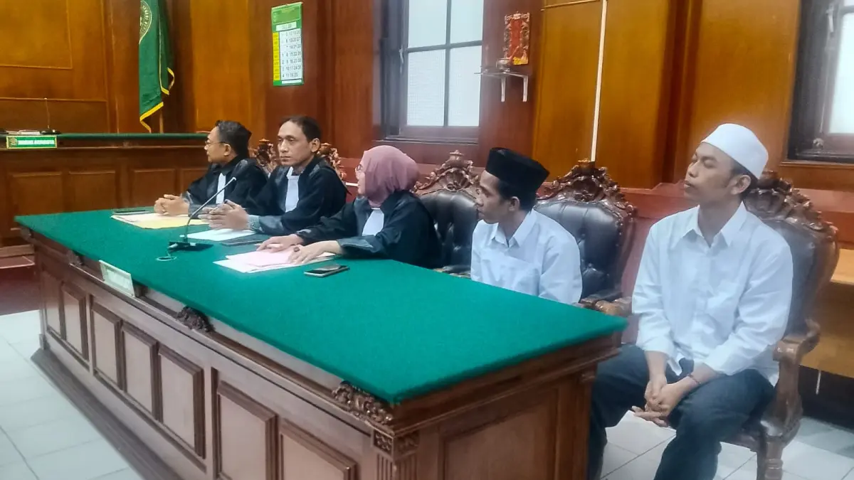 DISIDANG: Terdakwa kasus perdagangan komodo saat disidang di PN Surabaya. Jaksa temukan aliran dana Rp 565 juta.(IST/RADAR SURABAYA)