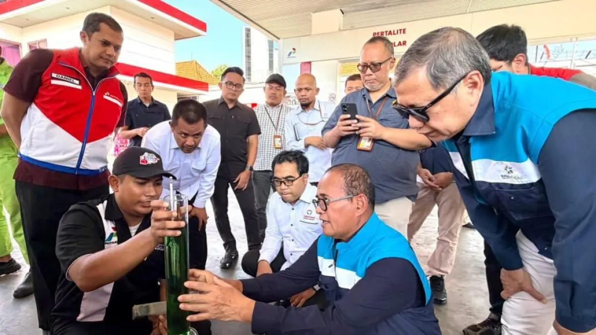 PELAYANAN: Kepala BPH Migas bersama Ditjen Penegakan Hukum Kementrian ESDM dan Wakil Ketua Ombudsman beserta jajaran untuk turun langsung ke lapangan, memantau ketersediaan dan penyaluran BBM subsidi khususnya Biosolar bagi kendaraan angkutan logistik dan kendaraan pribadi.