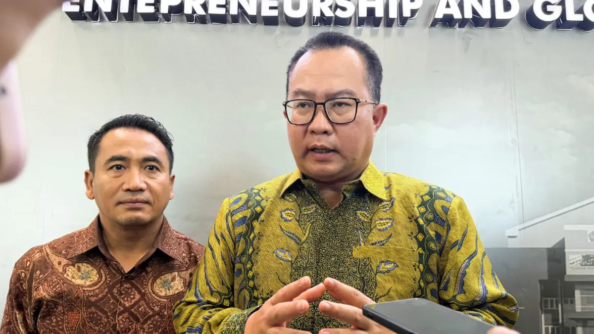 Kepala BRIN, Arif Satria, didampingi Rektor Umsura, Mundakir, memberikan keterangan mengenai pentingnya hilirisasi riset di perguruan tinggi saat kunjungan ke Kampus Umsura, Sabtu (4/7). (Andy Satria