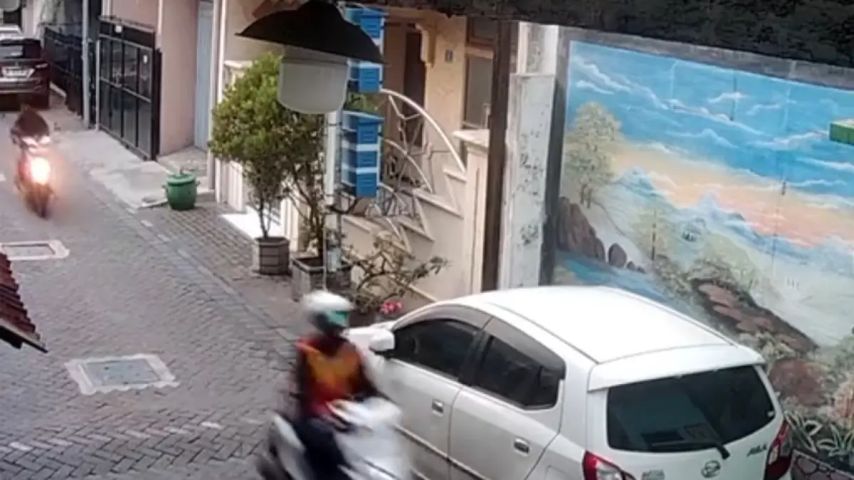 KOMPLOTAN : Dua pelaku curanmor terekam CCTV kabur mengendarai motor usai mencuri di Jalan Simokerto II, Surabaya.(IST/RADAR SURABAYA)