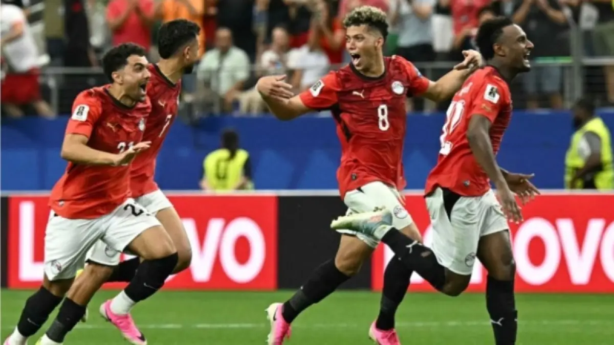 Selebrasi pemain Mesir usai lolos lewat adu tendangan penalti. (The Guardian) 