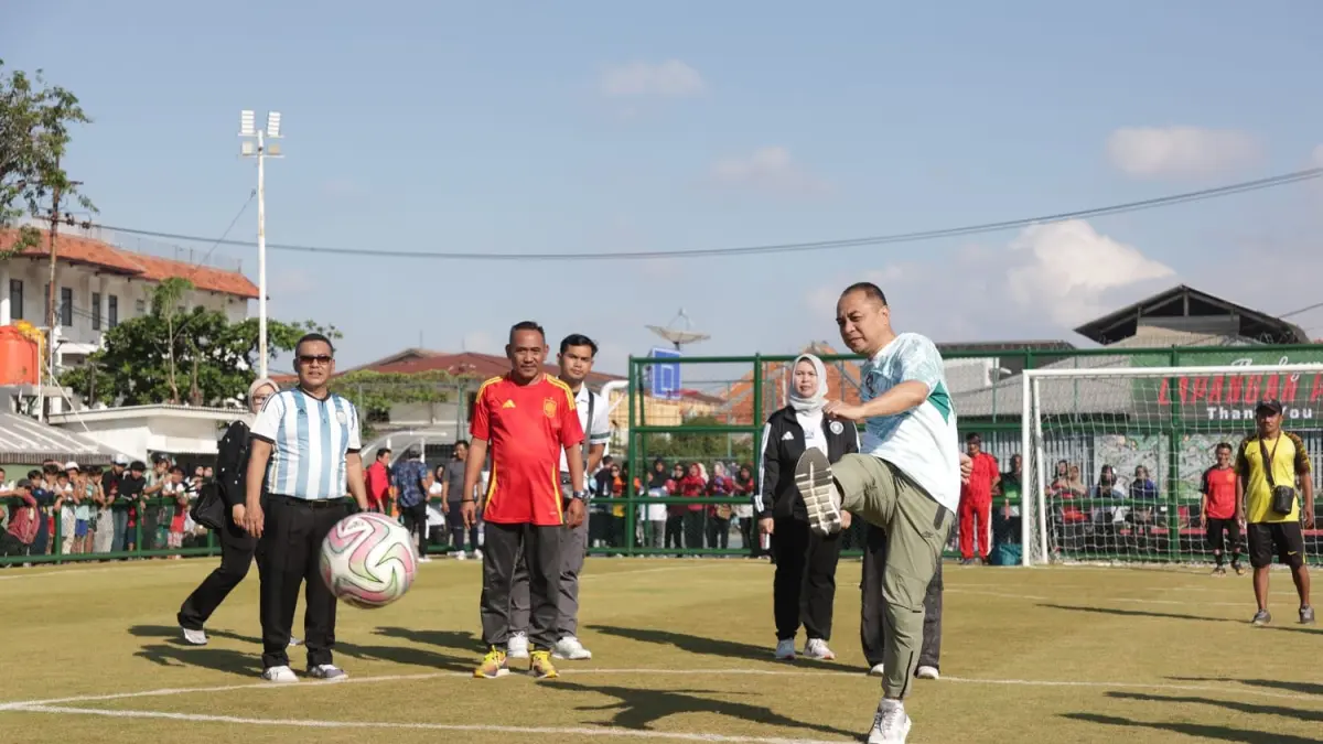 DEMAM BOLA: Wali Kota Surabaya Eri Cahyadi membuka pertandingan mini soccer di Lapangan Putro Agung, Surabaya, Minggu (5/7).  (IST)