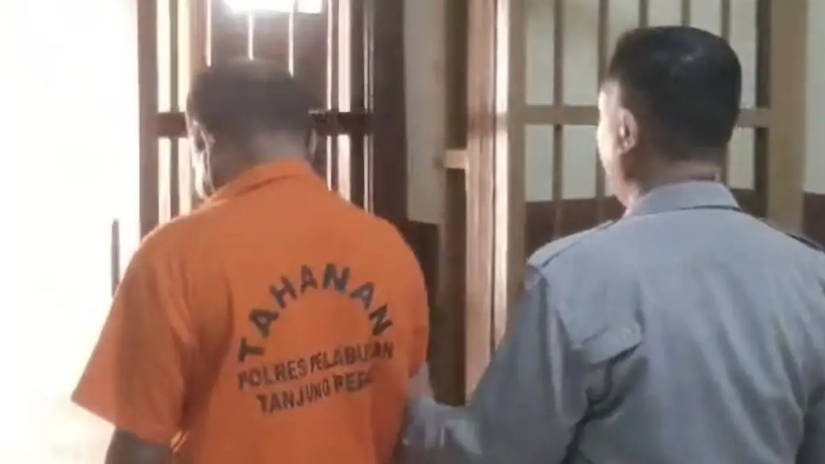 DIAMANKAN: Tersangka pencurian HP di Perak Barat, Surabaya, saat dibawa ke tahanan Polsek Pabean Cantikan.(IST/RADAR SURABAYA)