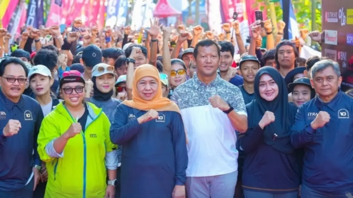 Gubernur Khofifah melepas sekitar 1.750 peserta yang mengikuti kategori 17 kilometer dan 10 kilometer.(Biro Adpim) 