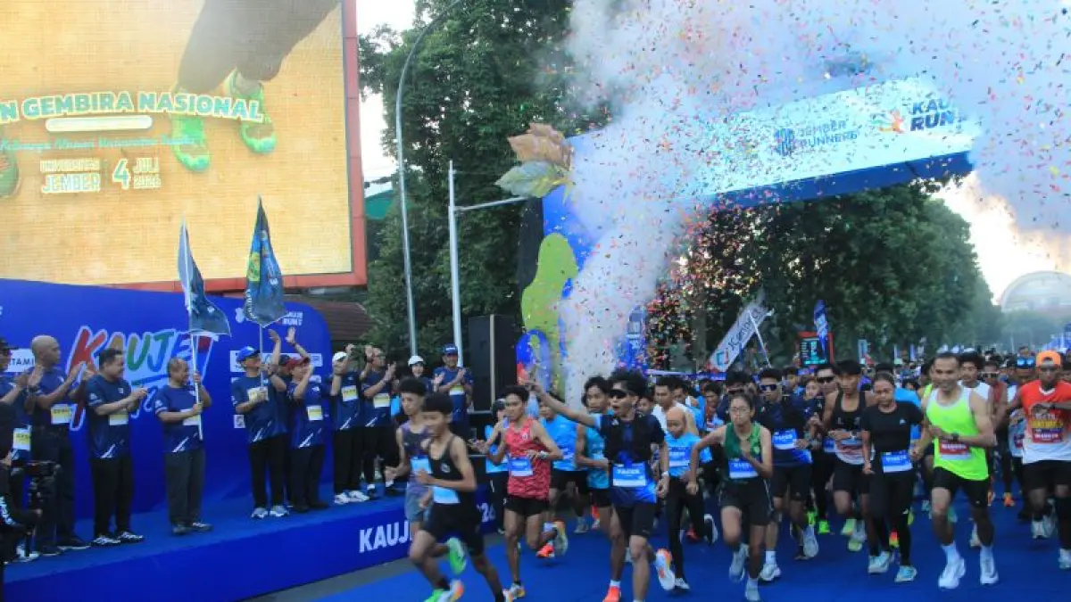 Ketua PP KAUJE Muhammad Sarmudji bersama Rektor Unej Iwan Taruna melepas peserta lari 10 km KAUJE Run di double way Unej, Minggu (5/7/2026). (ANTARA/HO-Humas Unej)