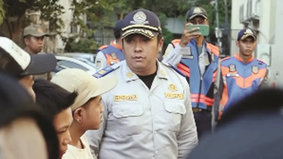 SIDAK: Petugas melakukan sidak parkir di Jalan Tunjungan Surabaya. (IST)