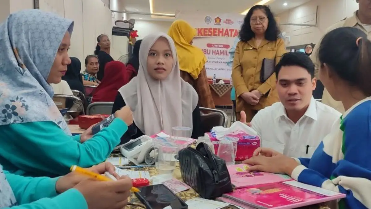 Anggota DPRD Jawa Timur Cahyo Harjo Prakoso saat reses meninjau pelaksanaan pemeriksaan kesehatan gratis di Surabaya. (ANTARA)