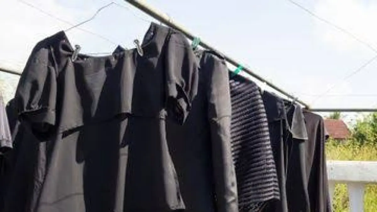Benarkah pakai baju hitam bikin tubuh lebih cepat gerah dan keringatan saat cuaca panas? Foto: Ist.