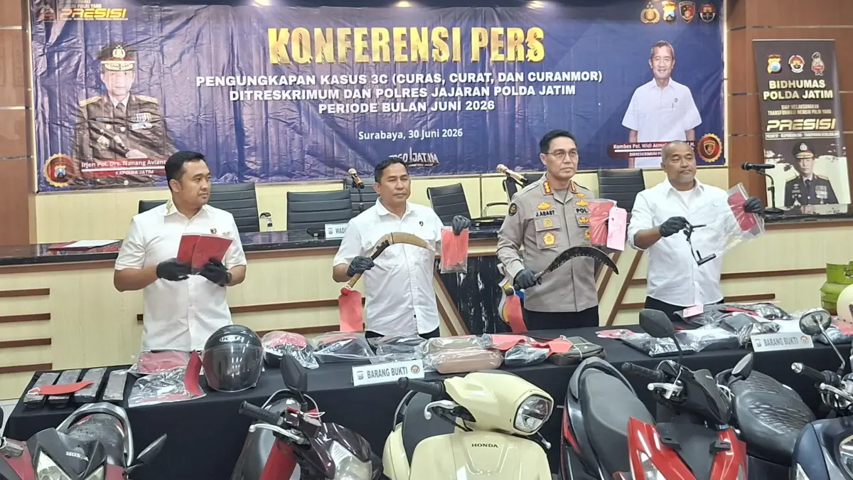 DIAMANKAN: Sejumlah barang bukti dari pelaku curanmor yang diamankan Polda Jatim.(MAHRUS/RADAR SURABAYA)