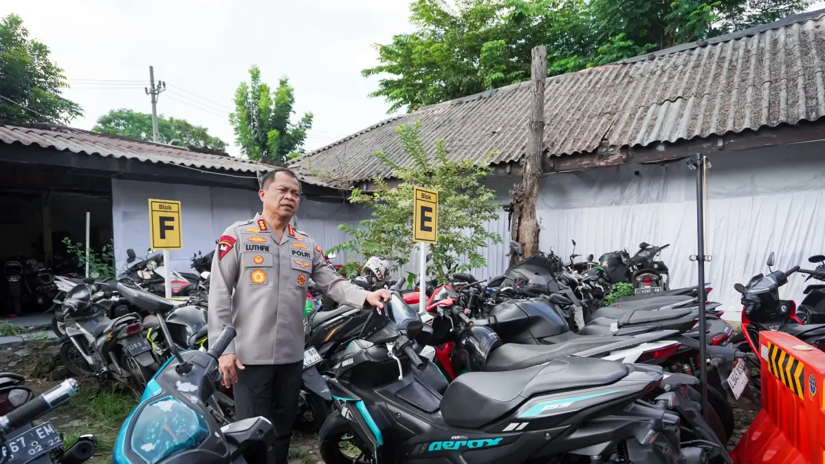 DIPERIKSA: Kapolrestabes Surabaya, Kombes Pol Lutfhie Sulistiawan saat melihat BB Laka Lantas di Unit Laka Satlantas Polrestabes Surabaya. (IST/RADAR SURABAYA)