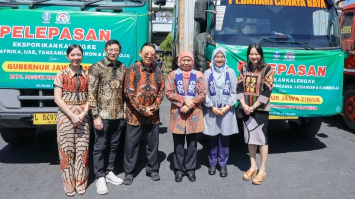 Gubernur Jawa Timur Khofifah Indar Parawansa melepas ekspor 405 ton produk ikan kaleng produksi PT Pacific Harvest Indonesia di Banyuwangi, Minggu (6/7). 