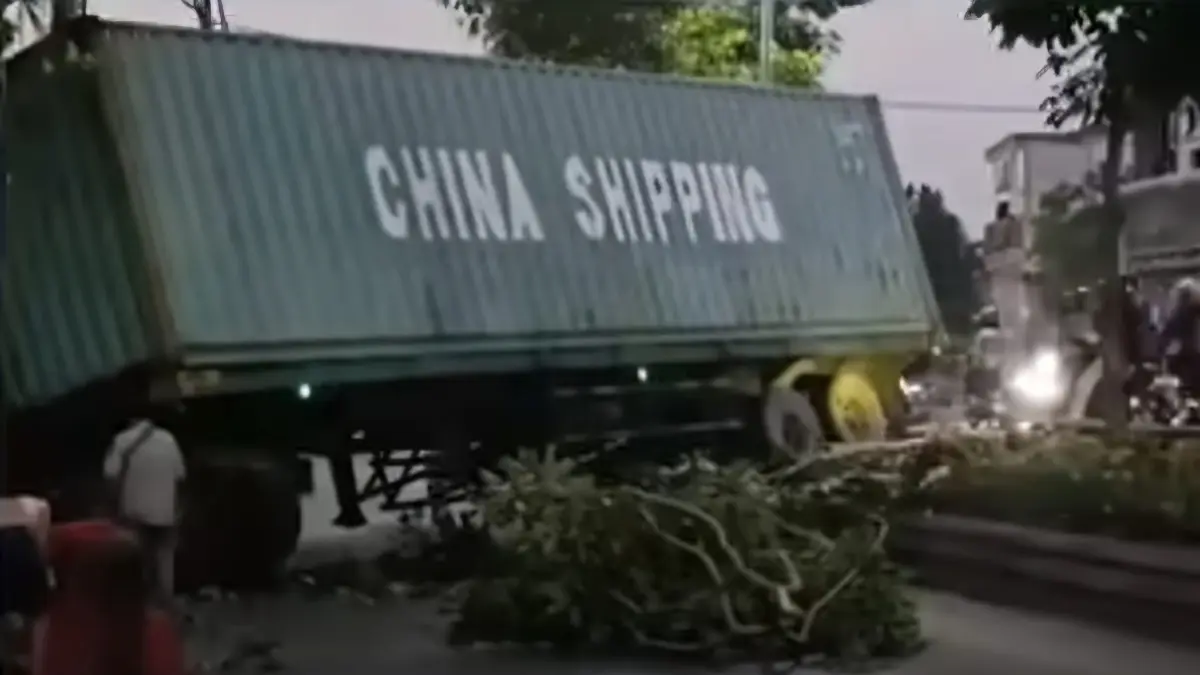 MACET: Truk trailer melintang usai menabrak median dan pagar rumah di Jalan Banjar Sugihan, Surabaya. (IST/RADAR SURABAYA)