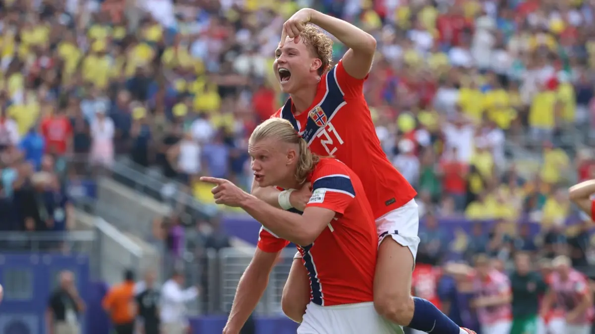 Selebrasi Erling Haaland bersama Andreas Schjelderup setelah sukses bobol gawang Brasil. (AP Photo/Pamela Smith) 