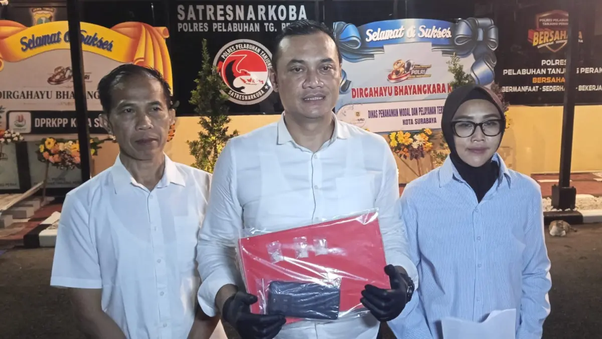 TEGAS: Kasatresnarkoba Polres Pelabuhan Tanjung Perak, AKP Adik Agus Putrawan (tengah) saat menunjukkan barang bukti sabu yang disita dari kurir di Jalan Randu, Surabaya. (IST/RADAR SURABAYA)