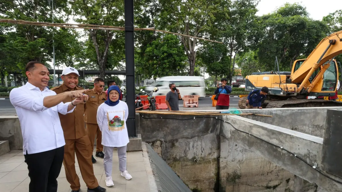Wali Kota Surabaya Eri Cahyadi memberikan petunjuk terkait proyek rumah pompa. (IST)